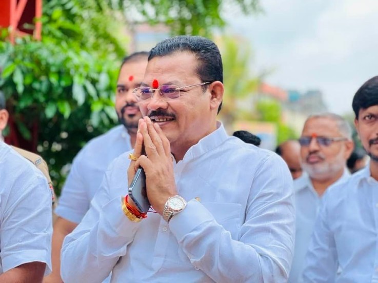 “बाळासाहेबांचे आशीर्वाद आणि पुण्याईमुळेच आम्ही मंत्री, आमदार, खासदार आहोत. त्यांना तुम्ही इतकं छोटं करण्याचा प्रयत्न का करत आहात? राजकारण करायचं असेल तर आपला ठसा उमटवा. शिवसेनाप्रमुखांनी खाली खेचू नका, ते तुमची संपत्ती नाही. ते प्रत्येक शिवसैनिकाचं दैवत आहे,” असा इशारा संजय शिरसाट यांनी दिला आहे.