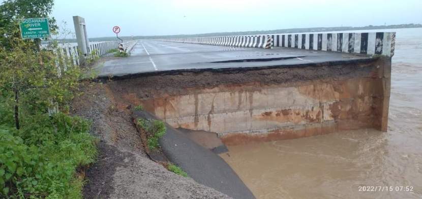 पुरामुळे प्रचंड नुकसान झाले असून गावकरी अस्वस्थ आहेत.