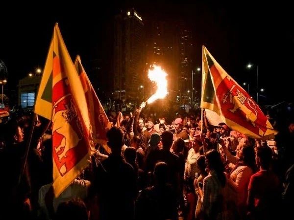 पंतप्रधानांच्या घराला आगआंदोलकांनी पंतप्रधान रनिल विक्रमसिंघे यांच्या घराकडे निघाले होते. पोलिसांनी यावेळी त्यांच्यावर पाण्याचा मारा केला, तसंच अश्रूधुराच्या नळकांड्यांचा वापर केला. स्थानिक प्रसारमाध्यमांच्या वृत्तानुसार, यावेळी सुरक्षा जवानांनी एका पत्रकाराला मारहाण केली. पत्रकाराला मारहाण झाल्याची माहिती मिळताच आंदोलक आक्रमक झाले आणि घराला आग लावली.