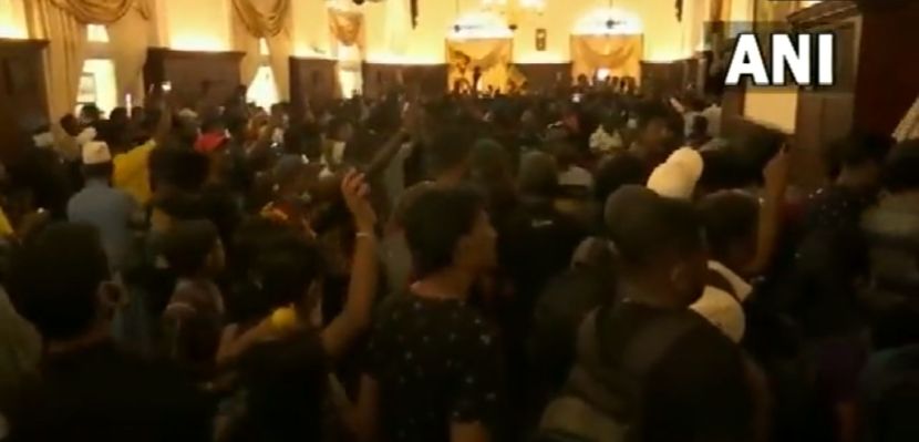 निदर्शकांनी अध्यक्षांच्या घरावर ताबा मिळवल्यानंतर पंतप्रधान रनिल विक्रमसिंघे यांनी सर्वपक्षीय नेत्यांची तातडीची बैठक बोलावून आंदोलनांमुळे निर्माण झालेल्या आणीबाणीच्या परिस्थितीवर चर्चा केली. बैठकीत त्यांनी राजीनामा देण्याची तयारी दर्शवली. त्यानंतर काही वेळातच त्यांनी राजीनाम्याची घोषणा केली.