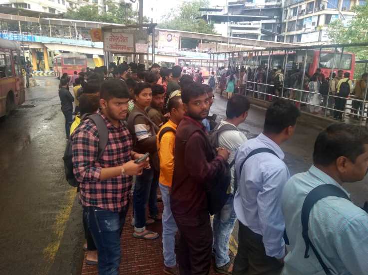 तसेच आसपासच्या शहरातून ठाणे शहरात दररोज कामासाठी येणाऱ्यांना रिक्षा आणि बसगाड्या उपलब्ध होत नसून त्यांना थांब्यावरील रांगेत ताटकळत उभे रहावे लागते.