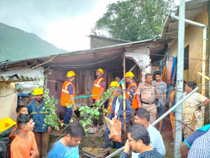 इंदिरानगर ही वस्ती डोंगर उतारावर आहे. येथील रहिवाशांना पाण्याची सुविधा मिळावी म्हणून येथे पाण्याचा साठा करण्यासाठी मोठ्या टाक्या बसविल्या आहेत.