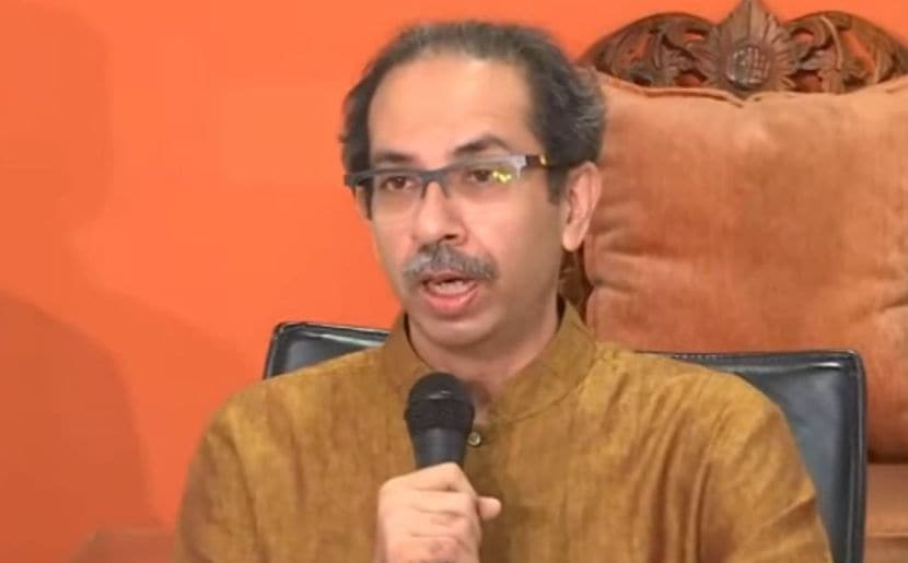 “आज तुम्हाला माझा चेहरा पडलेला दिसत असेल. मला दु:ख झालंय ते म्हणजे माझा राग मुंबईवर काढू नका. आरेचा निर्णय त्यांनी बदलला त्याने मला दुख झालं आहे. रात्रीस खेळ चाले, हे त्यांचं आता ब्रीदवाक्य आहे. एका रात्रीत आरेमध्ये झाडांची कत्तल झाली होती. मुख्यमंत्री झाल्यानंतर मी त्याला कांजूरमार्गचा पर्याय सुचवला. कामावर स्थगिती दिली. मी पर्यावरणवाद्यांच्या सोबत आहे. संभ्रम निर्माण होतो, तेव्हा ती गोष्ट टाळलेली बरी असं माझं मत आहे”, असं ते म्हणाले.
