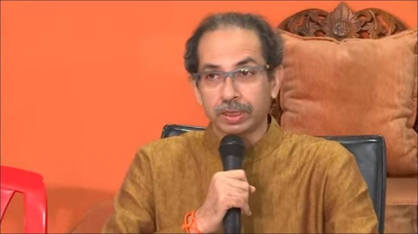 लोकशाहीच्या चारही स्तभांनी लोकशाही वाचवण्यासाठी पुढे आलं पाहिजे. लोकांचा लोकशाहीवरील विश्वास उडत चालला आहे. लोकशाही कोसळली तर या स्तभांना काही अर्थ नाही अशी खंत उद्धव ठाकरेंनी व्यक्त केली आहे.