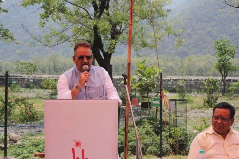 उत्तराखंड सरकारमधील मंत्री गणेश जोशी राजकारणात येण्यापूर्वी हरिद्वारमधील हर की पौरी येथे फुगे विकायचे.