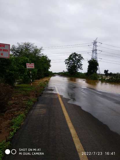 वाघाडी मार्गावर पाणी आल्याने हा मार्ग वाहतुकीसाठी बंद झाला आहे.