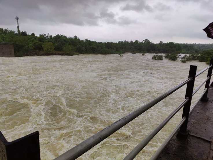 परिसरातील गावांना सतर्कतेचा इशारा देण्यात आला आहे