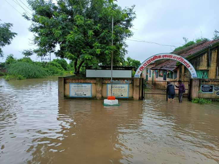 शाळा पूर्ण पणे पाण्याने वेढल्या गेली आहे.