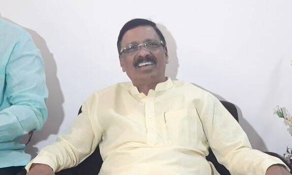 Eknath Shinde Group Spokesperson deepak kesarkar slams narayan rane Vinayak Raut
