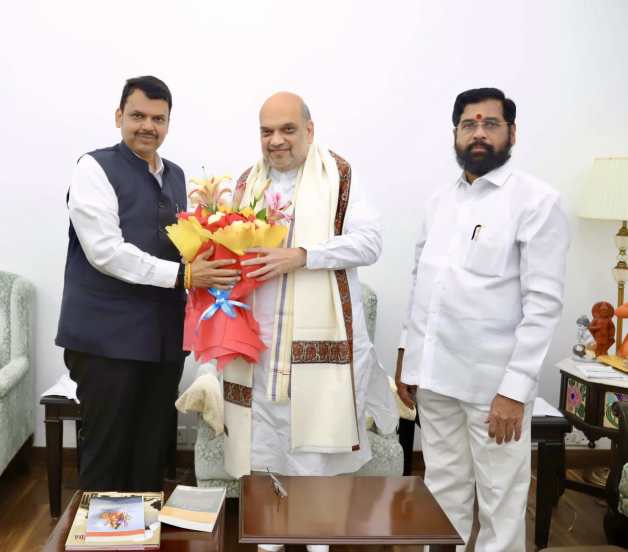 असे असताना मुख्यमंत्री एकनाथ शिंदे आणि उपमुख्यमंत्री देवेंद्र फडणवीस दिल्ली दौऱ्यावर आहेत.