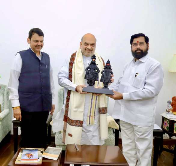 या भेटीमध्ये शिंदे आणि फडणवीस यांची अमित शाह, जेपी नड्डा यांच्यासोबत मंत्रिमंडळ विस्तारावर चर्चा केल्याचे सांगण्यात येत आहे. शिंदे-फडणवीस अॅटर्नी जनरल तुषार मेहतांनाही भेटणार आहेत. या भेटीत शिंदे गट आणि शवसेना यांच्यात सुरु असलेल्या लढाईविषयी कायदेशीर बाबींवर चर्चा केली जाऊ शकते.