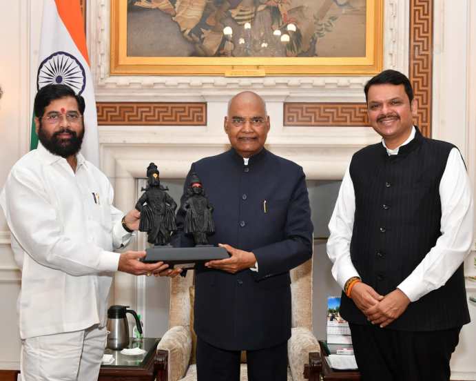 मागील काही दिवसांपूर्वी राज्यात मोठे सत्तानाट्य रंगले. शिवसेनेच्या ४० आमदारांनी बंडखोरी केल्यानंतर शिवसेना पक्षप्रमुख उद्धव ठाकरे यांना राजीनामा द्यावा लागला. त्यानंतर शिंदे यांनी मुख्यमंत्री तर फडणवीस यांनी उपमुख्यमंत्रीपदाची शपथ घेतली.