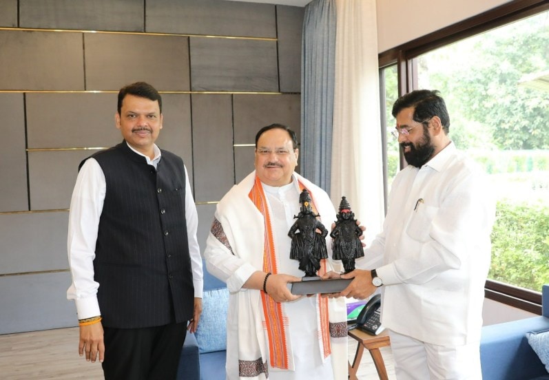 राज्यात शिंदे गट-भाजपा यांचे सरकार ज्यात स्थापन झालेले असले तरी शिवसेना आणि बंडखोर आमदार यांच्यातील लढाई कोर्टापर्यंत पोहोचली आहे
