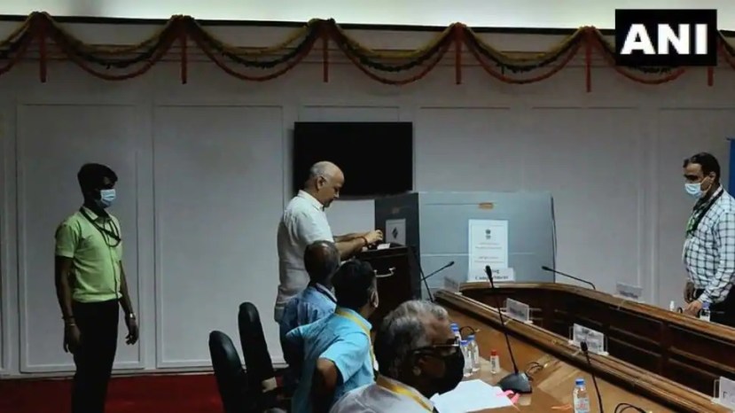 दिल्लीचे उपमुख्यमंत्री मनिष सिसोदिया यांनीही नव्या राष्ट्रपतीसाठी आपलं मतं दिलं आहे.