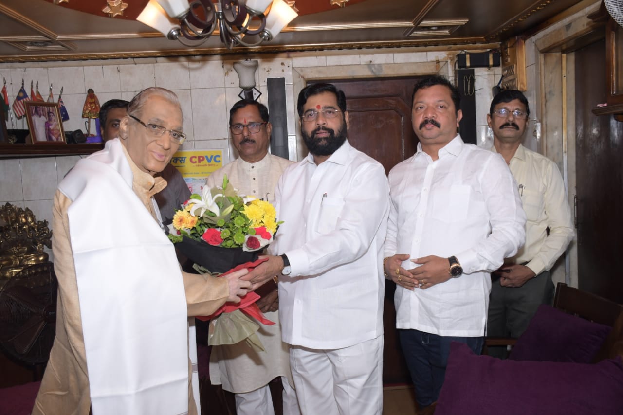 मनोहर जोशी यांच्या सोबतच आज मुख्यमंत्री एकनाथ शिंदे यांनी शिवसेनेचे ज्येष्ठ नेते लीलाधर डहाके यांचीही आज त्यांच्या चेंबूर येथील निवासस्थानी जाऊन भेट घेतली.