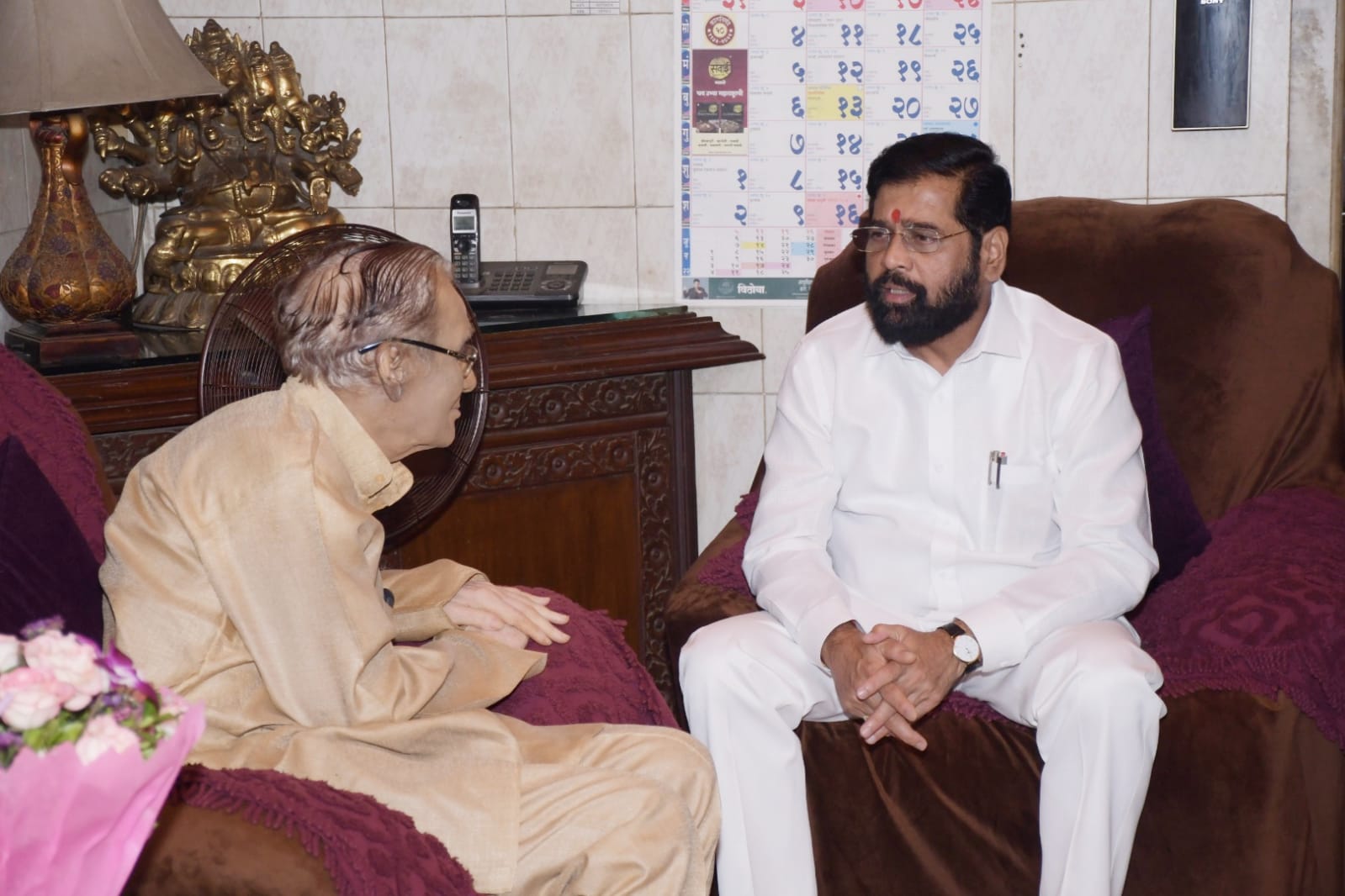 यावेळी मुख्यमंत्री एकनाथ शिंदे यांना त्यांचे आशीर्वाद घेतले.