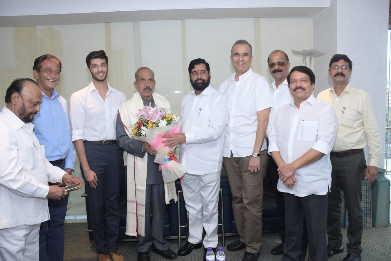 मुख्यमंत्री एकनाथ शिंदे यांनी ज्येष्ठ शिवसेना नेते आणि माजी मुख्यमंत्री मनोहर जोशी तसेच शिवसेनेचे ज्येष्ठ नेते लीलाधर डहाके यांची भेट घेतली. यावेळी मुख्यमंत्री झाल्याबद्दल मनोहर जोशी यांनी त्यांना शुभेच्छा दिल्या.