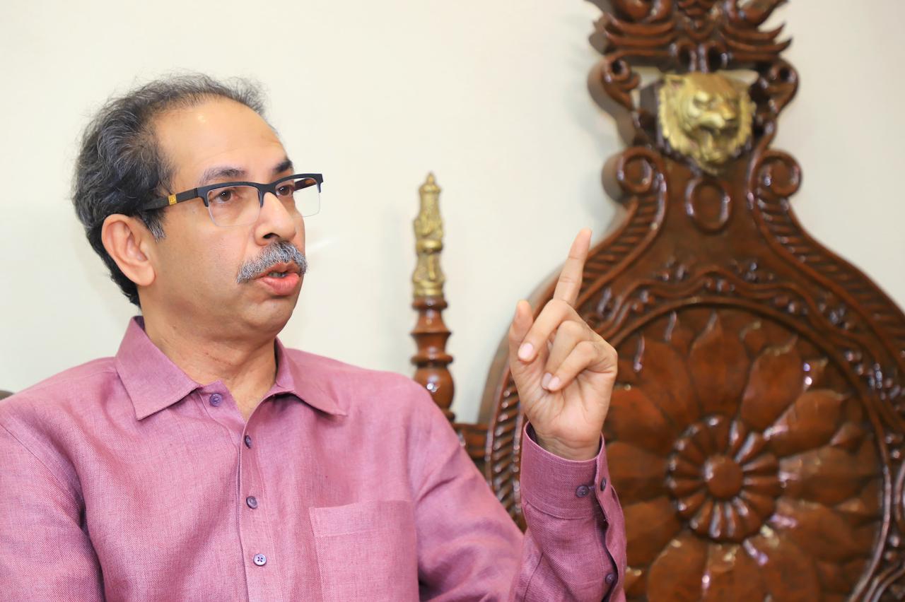 महाराष्ट्राच्याच नशीबी अशी लोक का येतात हा प्रश्नच आहे, असे म्हणत त्यांनी राज्यपालांवर सडकून टीका केली.