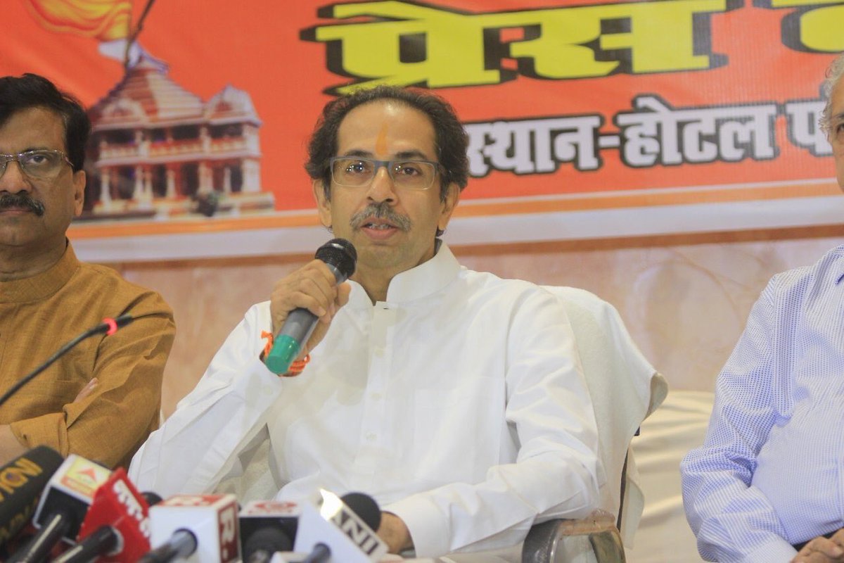 राज्यपालांना जगप्रसिद्ध अशा कोल्हापूरचा जोडा दाखवण्याची गरज आहे.