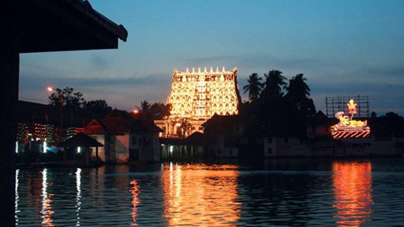 केरळमधील प्रसिद्ध पद्मनाभस्वामी मंदिरात महिला पूजा करू शकतात, परंतु त्यांना गाभाऱ्यात प्रवेश करण्यास मनाई आहे.