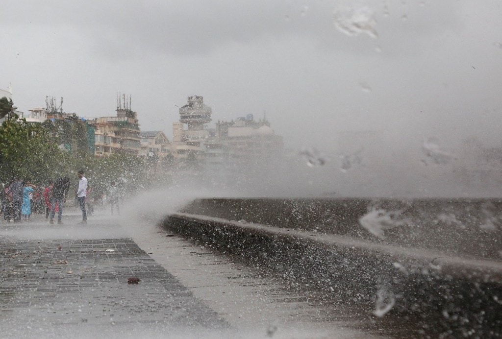 heavy rain continues in mumbai, waterlogging at low line area