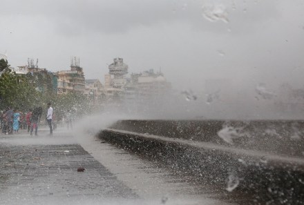 heavy rain continues in mumbai, waterlogging at low line area