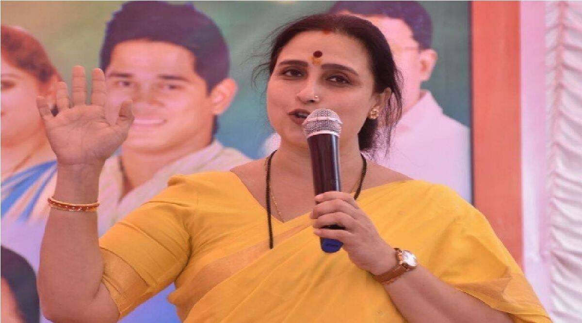 विरोधकांकडे बोलण्यासाठी दुसरा विषय राहिलेला नाही. त्यामुळे अशा मुद्द्यांवर ते बोलत आहेत. २७ सेकंदांमध्ये ७० शिव्या देणारे सर्वज्ञानी कोणाला दिसत नाहीत. त्यांच्यावर बोलण्यासाठी कोणाची जीभ रेटत नाही. पण राज्यपाल जे बोलले त्याचा कसा विपर्यास करायचा यावर सगळ्याची जीभ रेटते हे बघायला मिळत असल्याचा टोला भाजापाच्या नेत्या चित्रा वाघ यांनी विरोधकांना लगावला आहे.