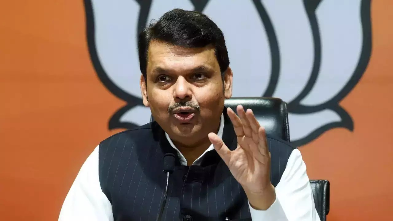 maharashtra deputy cm devendra fadnavis talks about State Politcs says even today i can call can talk with Uddhav Thackeray reffers Raj Thackeray Sharad Pawar