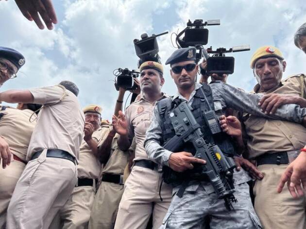 काँग्रेसने केलेल्या या आरोपांना दिल्ली पोलिसांनी उत्तर दिलेले नाही. तसेच आंदोलन कर्त्यांना कोठे नेले जात आहे, याचीही माहिती दिली नाही. (सर्व फोटो- काँग्रेस ट्विटर)