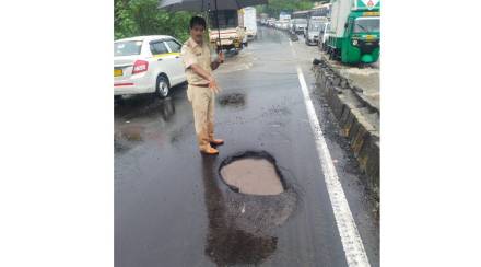 महामार्गवर खड्ड्यांचे साम्राज्य ( प्रतिनिधिक छायाचित्र ) महामार्गवर खड्ड्यांचे साम्राज्य ( प्रतिनिधिक छायाचित्र )
