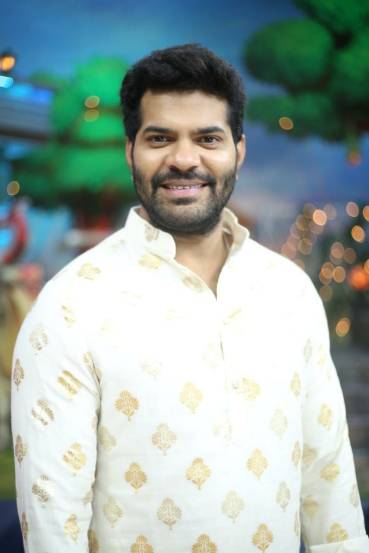 त्याने हे फोटो शेअर करताना त्याला, ‘अखेर साखपुडा पार पडला… #अहा ऽऽऽ’ असं कॅप्शन दिलं होते.