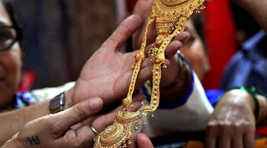 elderly woman jewellery stolen