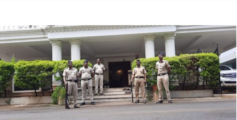 ( कोल्हापुरात खासदारांच्या घरासमोर पोलीस संरक्षण वाढवले )
