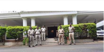 ( कोल्हापुरात खासदारांच्या घरासमोर पोलीस संरक्षण वाढवले )