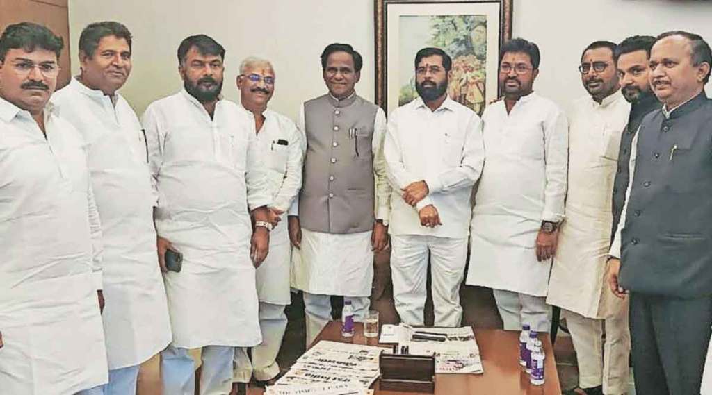 अर्जुन खोतकर सोमवारी मुख्यमंत्री शिंदे  आणि केंद्रीय रेल्वेमंत्री रावसाहेब दानवे यांच्याशी दिलजमाई करताना दिसले.