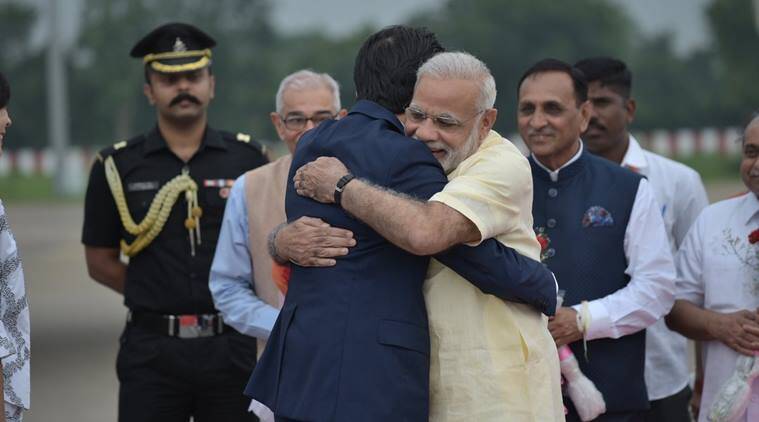 घटनास्थळी असलेल्या एनएचकेच्या पत्रकाराने बंदुकीच्या गोळीबाराचा आवाज ऐकला असून आबे यांना रक्तस्त्राव झाल्याचं त्यानं पाहिलं.