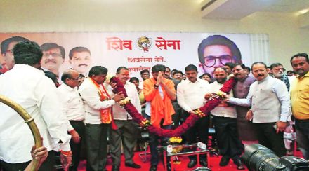 खासदार शिंदे गटात, कार्यकर्ते पक्षप्रमुखांबरोबर