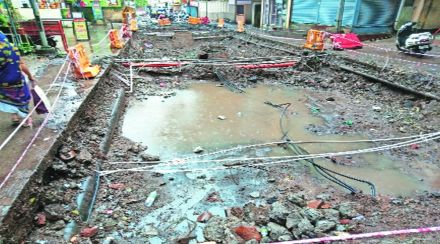 (परशुराम साईखेडकर नाटय़गृहासमोरील रस्ता) (परशुराम साईखेडकर नाटय़गृहासमोरील रस्ता)