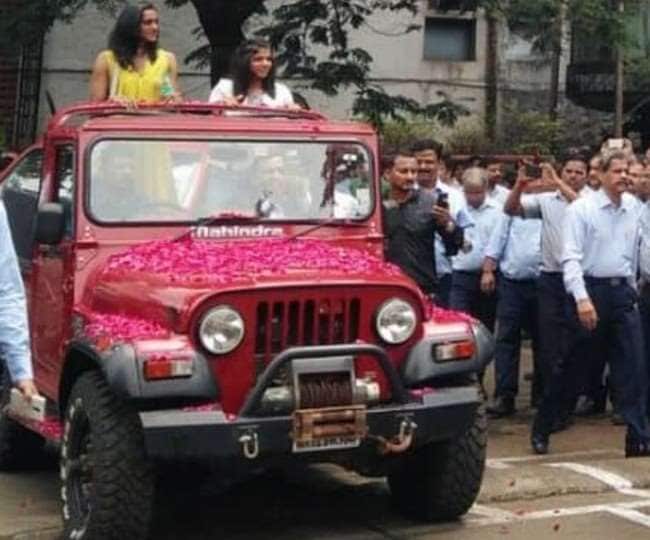 भारताची बॅडमिंटनपटू पी,व्ही सिंधू हिने २०१६ मध्ये ऑलंपिक स्पर्धेत रौप्य पदक जिंकल्यानंतर आनंद महिंद्रा यांनी तिला थार कार भेट दिली होती.