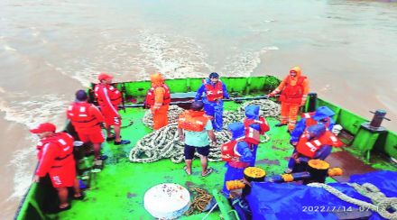 एनडीआरएफकडून दहा कामगारांची सुटका