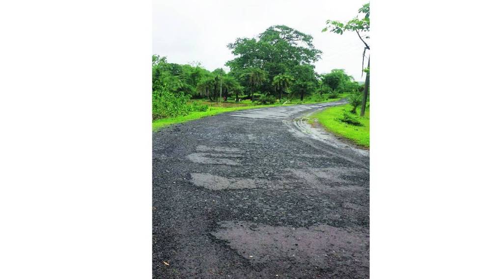सवणे गावात मुख्यमंत्री सडक महिन्यात उखडली ; निकृष्ट काम, तक्रार करूनही कारवाई नाही सवणे गावात मुख्यमंत्री सडक महिन्यात उखडली ; निकृष्ट काम, तक्रार करूनही कारवाई नाही