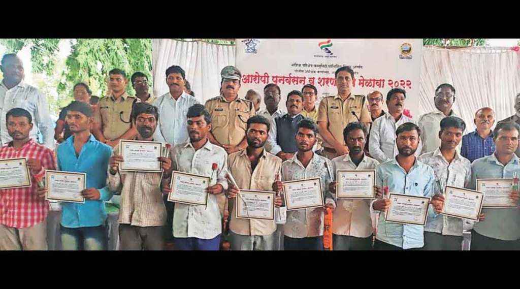 विविध गुन्ह्यांत वर्षांनुवर्ष फरार १५५ आरोपींनी पोलिसांपुढे आत्मसमर्पण केले