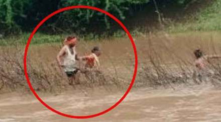 तब्बल २० तास पुराशी संघर्ष करून आजी सुखरूप बाहेर आली आहे. 