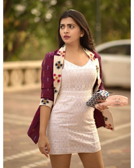 रुचिरा ही सोशल मीडियावर कायमच सक्रीय असते. ती नेहमी तिचे विविध फोटो आणि व्हिडीओ शेअर करताना दिसते.