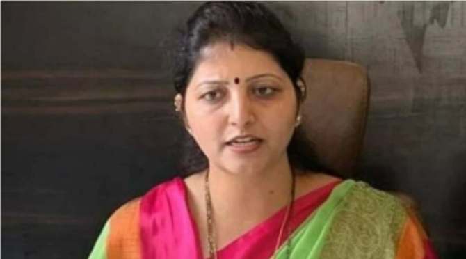 ईडीची कारवाई विरोधकांवरच का? असा प्रश्न राज्य महिला आयोगाच्या अध्यक्षा रुपाली चाकणकर यांनी विचारला आहे. ईडीची कारवाई कोणावर होते आणि कोणावर होत नाही, हे संपूर्ण महाराष्ट्र बघतो आहे. ईडीची कारवाई नवाब मलिक आणि अनिल देशमुख्य यांच्यावरही झाली. मात्र, त्यातून काहीही निष्पन्न झालं नाही, असेही त्या म्हणाला.