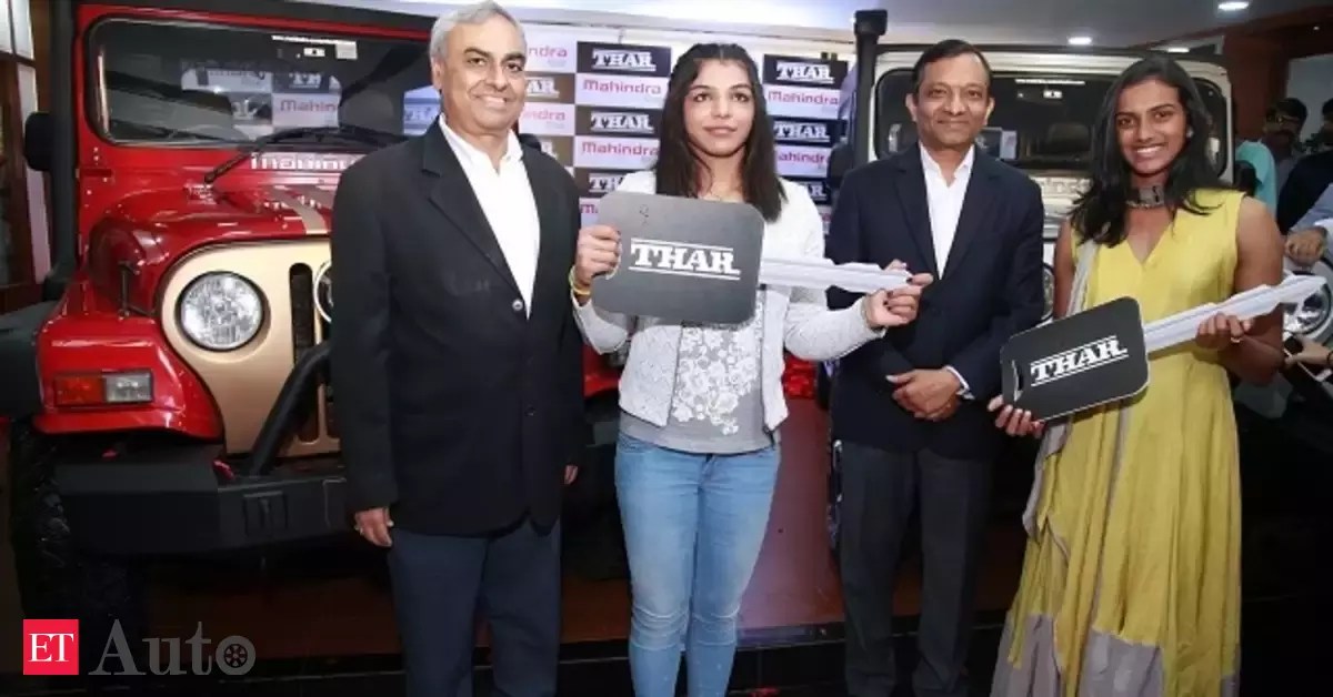 भारताची कुस्तीपटू साक्षी मलिक हिने २०१६ च्या ऑलंपिक स्पर्धेत कांस्य पदक जिंकल्यावर महिंद्रा कंपनीकडून तिला थार कार भेट मिळाली होती.