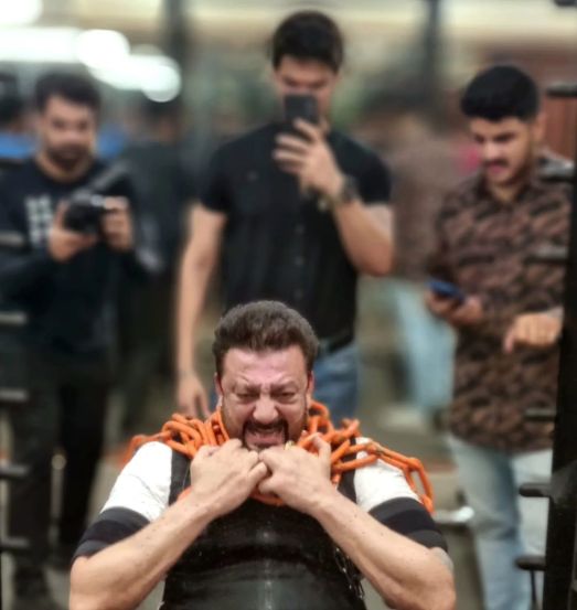 संजय दत्त हा माझ्यासाठी नेहमीच एक आधार आणि प्रेरणा देणारा व्यक्ती आहे. तो माझ्या वडिलांप्रमाणे आहे.