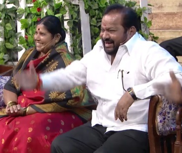 eknath shinde group rebel mla shahaji bapu patil with wife in chala hawa yeu dya talks about why he gave fake gold at time of marriage