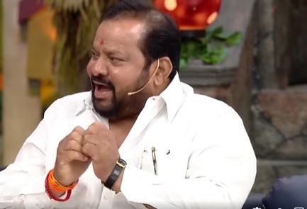 eknath shinde group rebel mla shahaji bapu patil with wife in chala hawa yeu dya talks about why he gave fake gold at time of marriage