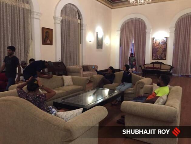 गोताबया राजपक्षे हे बुधवारी (१३ जुलै) अध्यक्षपदाचा राजीनामा देणार असल्याची चर्चा होती. मात्र, त्यांनी देशाबाहेर पलायन करून घटनेच्या अनुच्छेद ३७ (१) नुसार अध्यक्षपदाचा कार्यभार पंतप्रधान विक्रमसिंघे यांच्याकडे सोपवला.